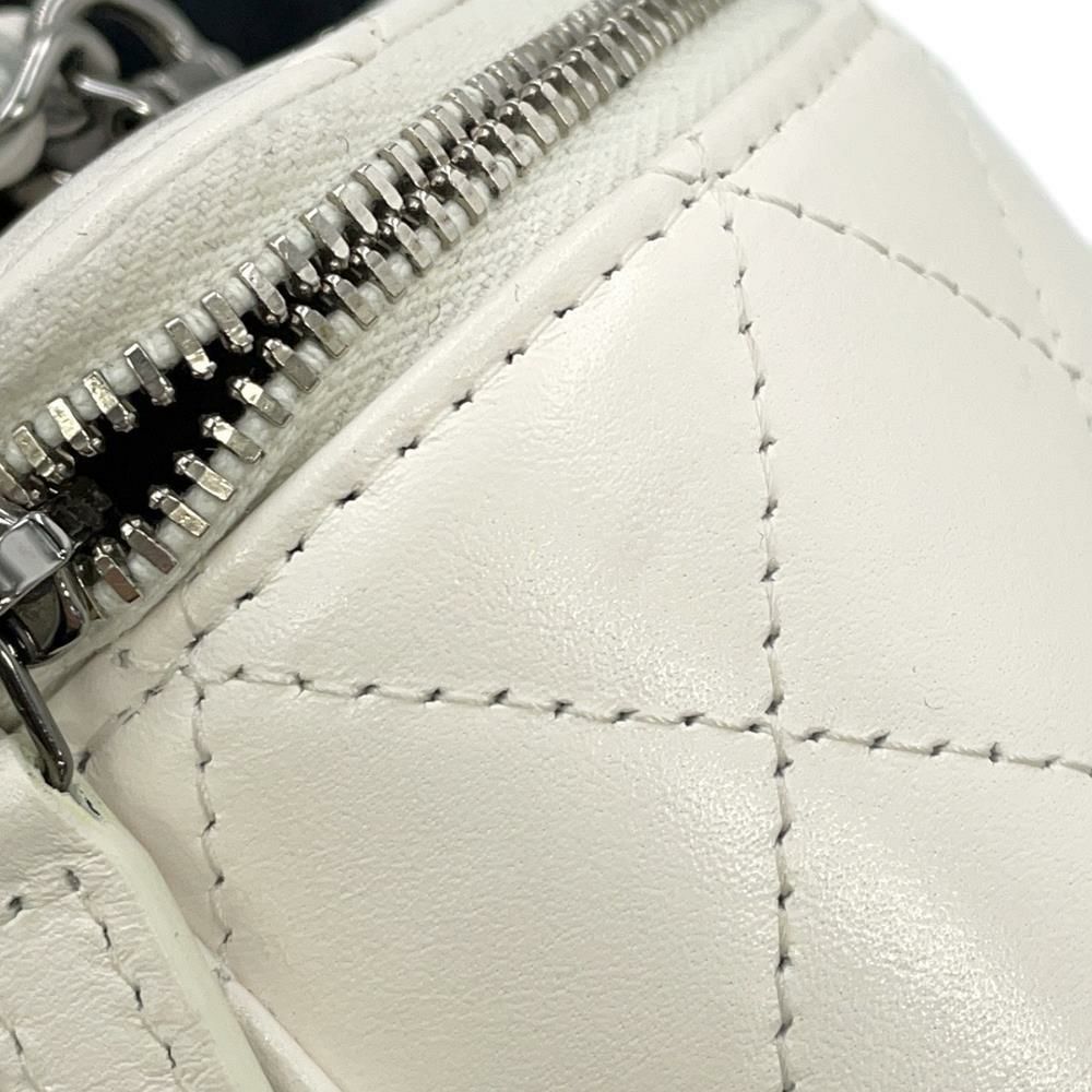 シャネル チェーンショルダーバッグ マトラッセ ココマーク バニティバッグ ラムスキン AP3593 CHANEL 白