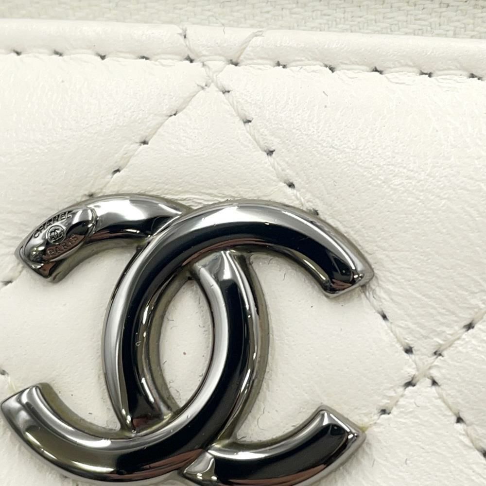 シャネル チェーンショルダーバッグ マトラッセ ココマーク バニティバッグ ラムスキン AP3593 CHANEL 白