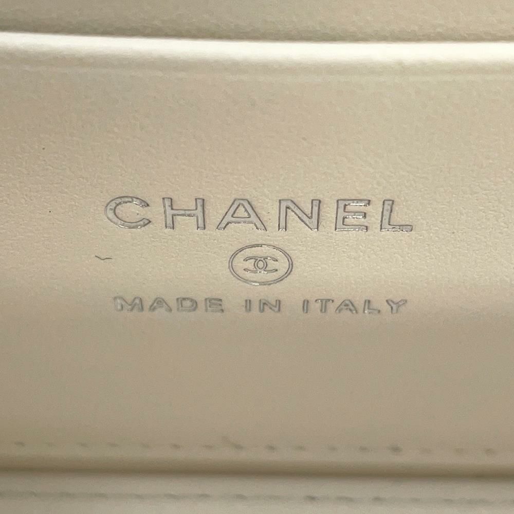 シャネル チェーンショルダーバッグ マトラッセ ココマーク バニティバッグ ラムスキン AP3593 CHANEL 白