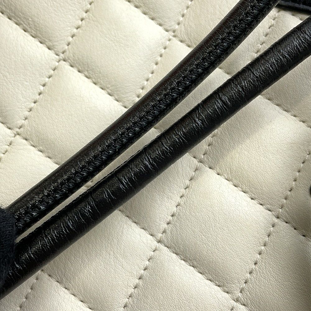シャネル ショルダーバッグ カンボンライン ミディアム ココマーク A25178 CHANEL バッグ 白 黒