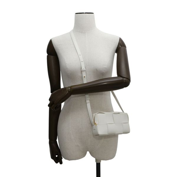 ボッテガヴェネタ ショルダーバッグ マキシイントレチャート カセット ミニ レザー 755031 BOTTEGA VENETA ポシェット 白