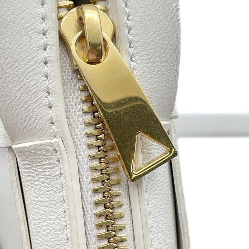 ボッテガヴェネタ ショルダーバッグ マキシイントレチャート カセット ミニ レザー 755031 BOTTEGA VENETA ポシェット 白