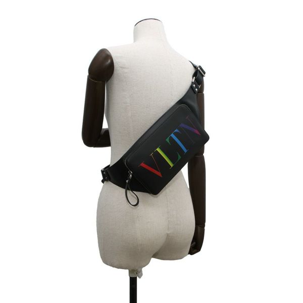 ヴァレンティノ・ガラヴァーニ ボディバッグ VLTNロゴ 3Y2B0719WJW VALENTINO ベルトバッグ 黒 レインボー