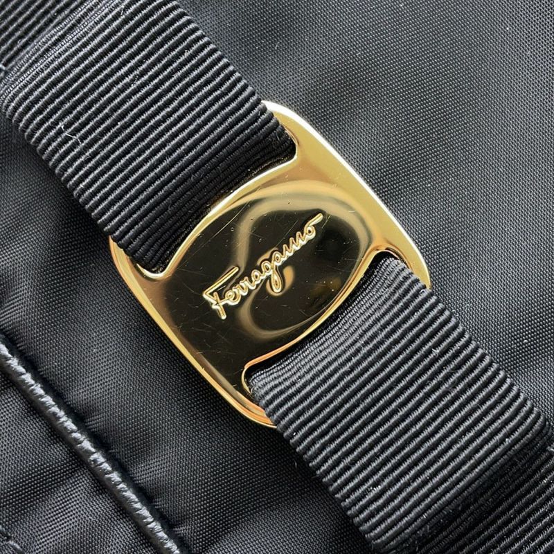 サルヴァトーレ・フェラガモ ショルダーバッグ ヴァラ ナイロン Ferragamo バッグ 黒