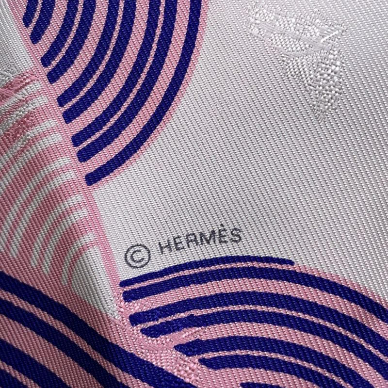 エルメス スカーフ トライアングル ガルド・ローブ・ポップ Garde Robe Pop チャーム付き HERMES シルクスカーフ 2022年春夏