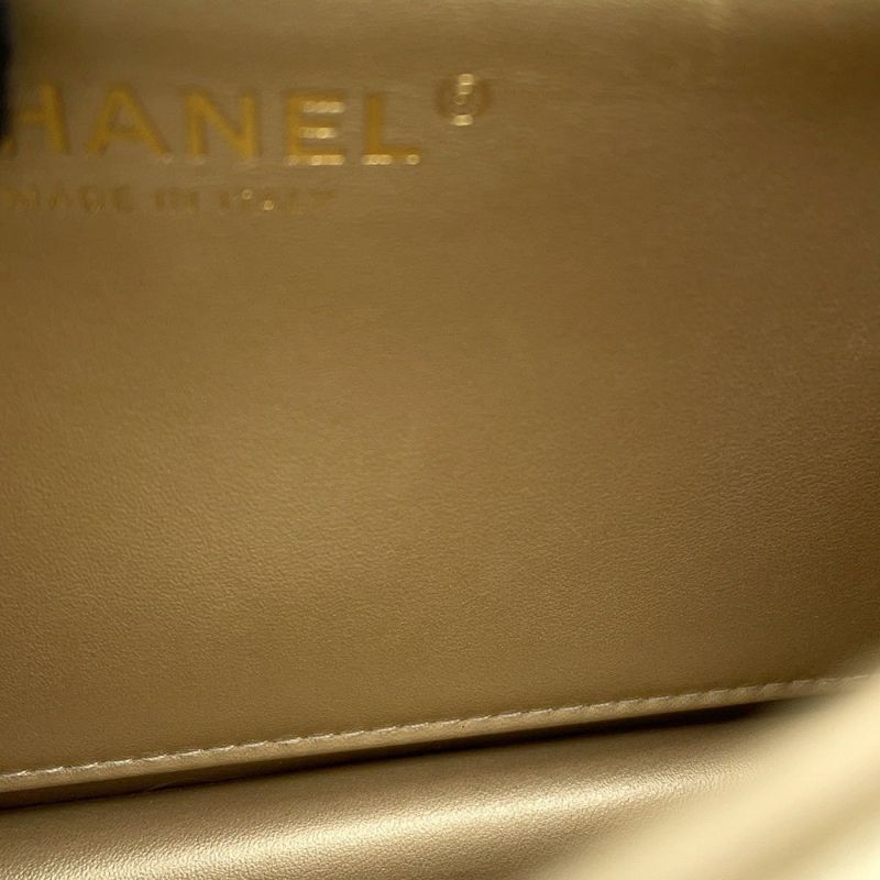 シャネル チェーンショルダーバッグ マトラッセ ココマーク レザー クリアパール AS0585 CHANEL