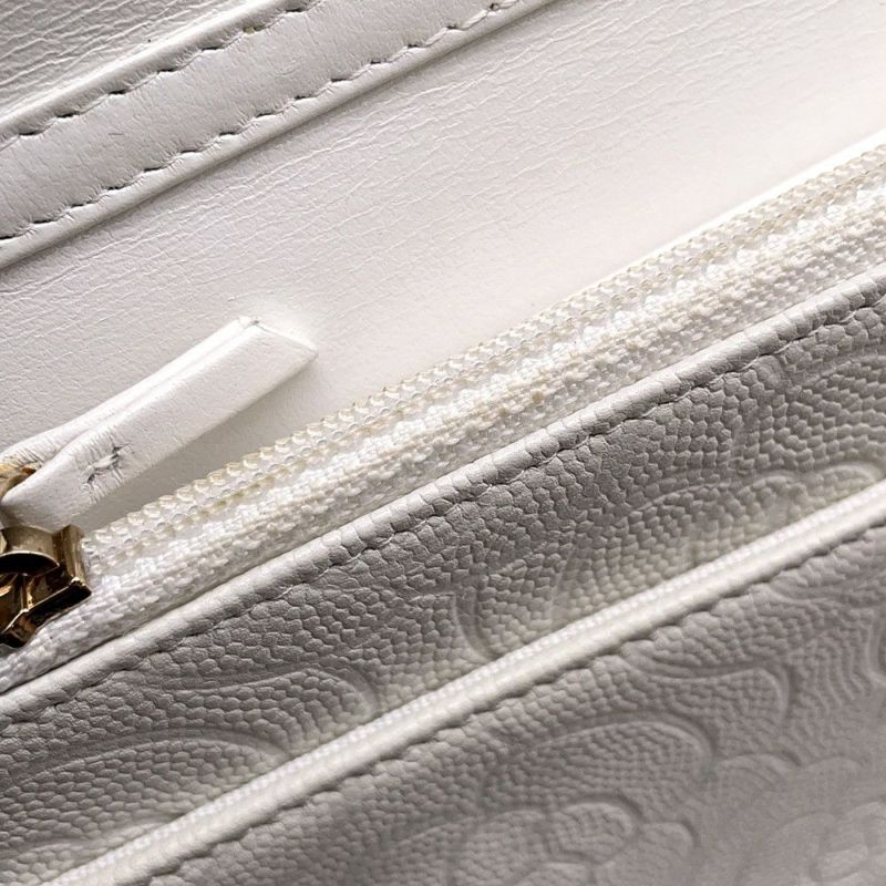 シャネル チェーンウォレット カメリア エンボス ココマーク キャビアスキン A47421 CHANEL 財布 白