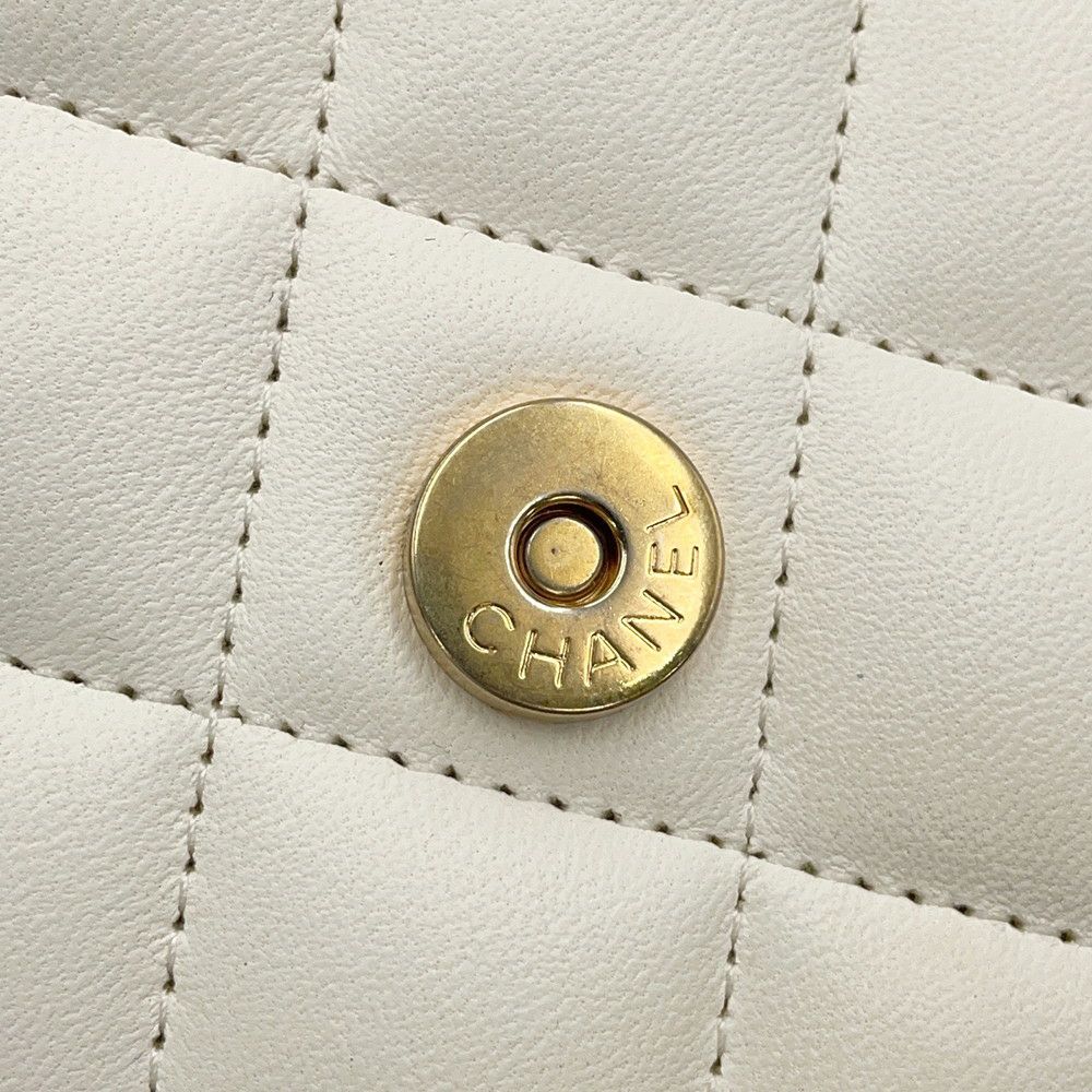 シャネル チェーンウォレット マトラッセ ココマーク ラムスキン AP3035 CHANEL 財布 白