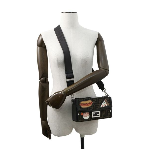 フェンディ ショルダーバッグ フェンディリシャス バゲット ソフトトランク ズッカ柄 7VA565 2024ウィンターホリデーメンズコレクション