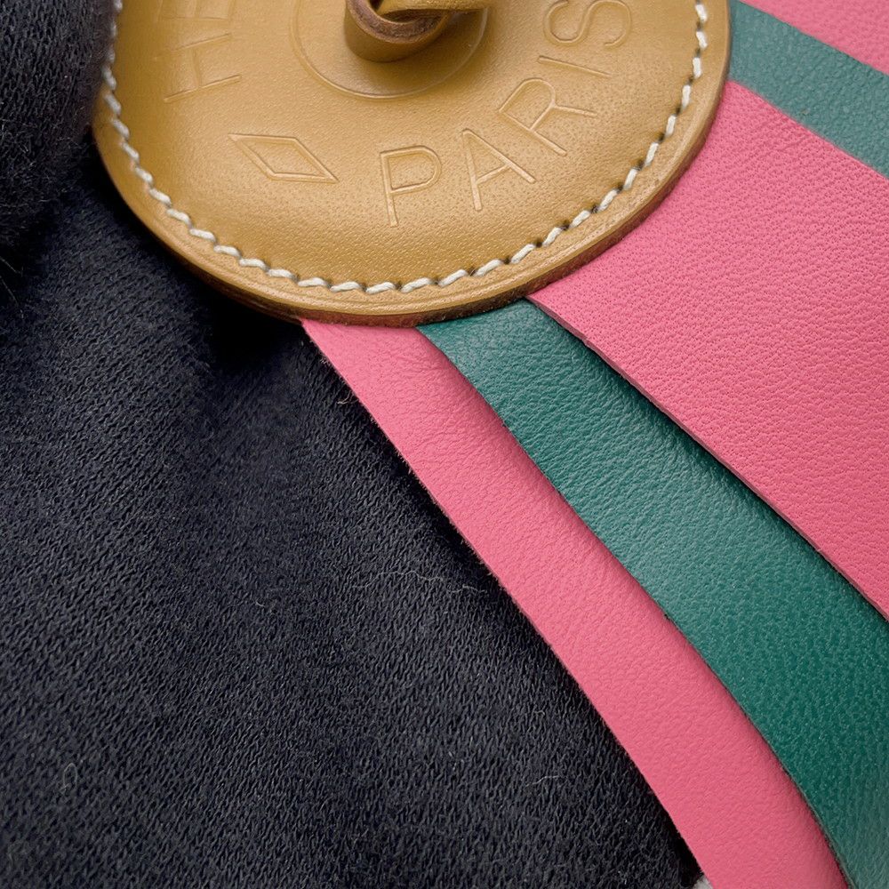 エルメス バッグチャーム パドック フロット ナチュラルサブレ/ローズアザレ/マラカイト ヴァッシュハンター/ラムスキン