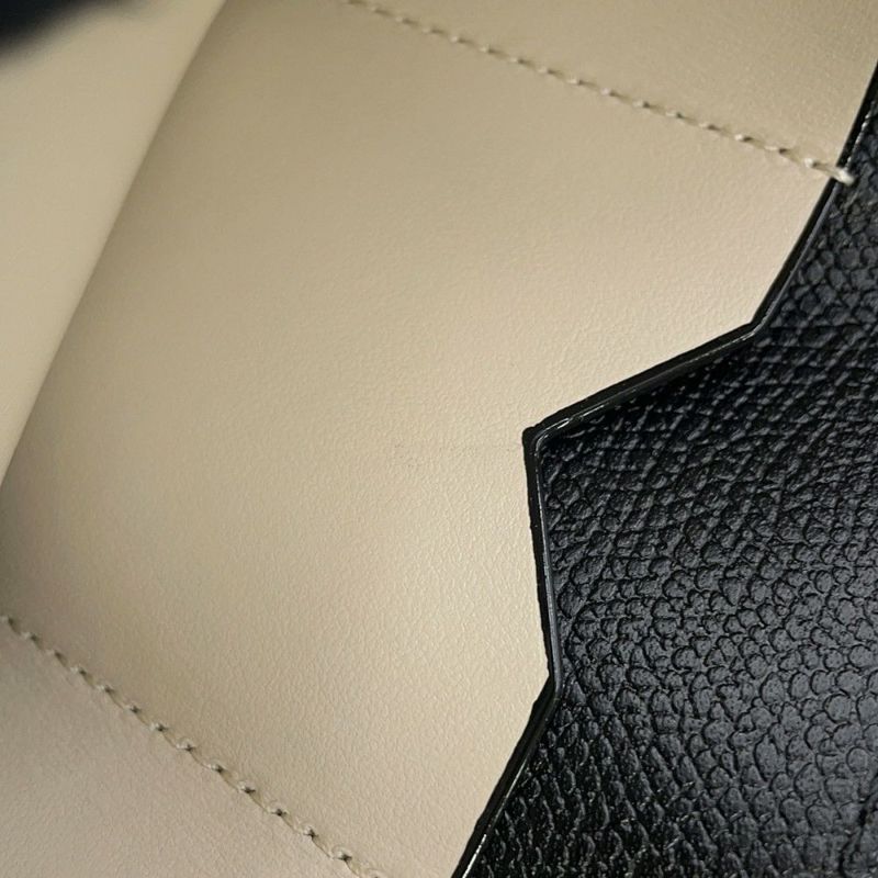 ヴァレクストラ 三つ折り財布 グリップ コンパクトパース ソフトカーフレザー SGNL0026028 Valextra 黒