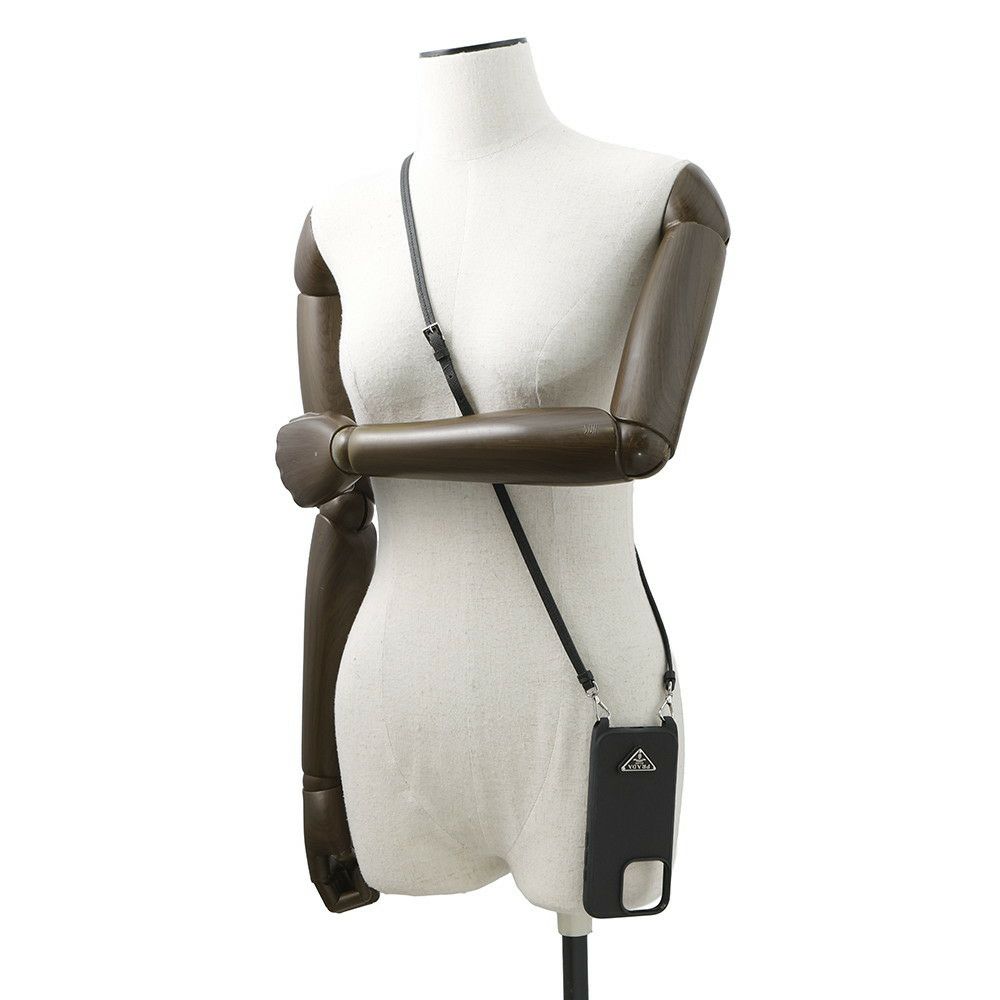 プラダ スマホケース サフィアーノ トライアングルロゴ iPhone16proケース ストラップ付き ラバー 1ZH209 PRADA 黒