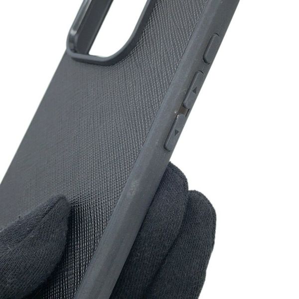 プラダ スマホケース サフィアーノ トライアングルロゴ iPhone16proケース ストラップ付き ラバー 1ZH209 PRADA 黒