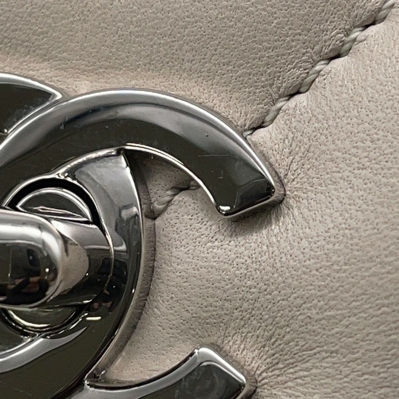 シャネル チェーンショルダーバッグ ココマーク ラムスキン シルク カメリアチャーム付き CHANEL バッグ