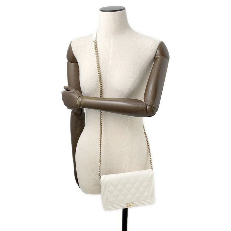 シャネル チェーンウォレット ボーイシャネル マトラッセ ココマーク キャビアスキン AP1117 CHANEL 白