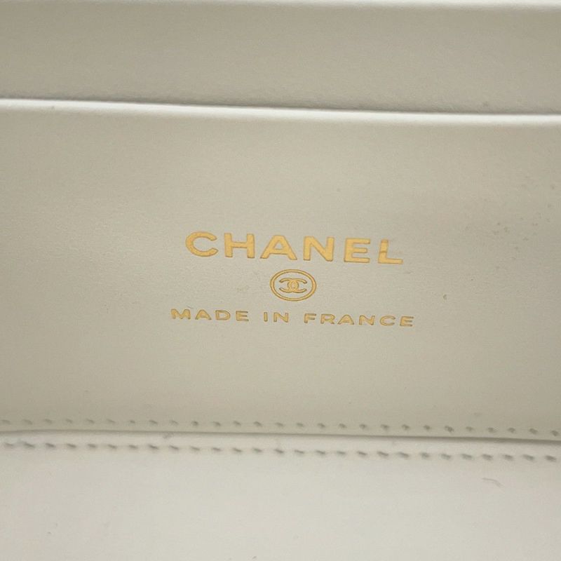 シャネル チェーンショルダーバッグ バニティ ココマーク マトラッセ トランプ キャビアスキン AP3079 白