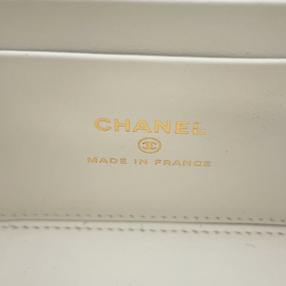 シャネル チェーンショルダーバッグ バニティ ココマーク マトラッセ トランプ キャビアスキン AP3079 白