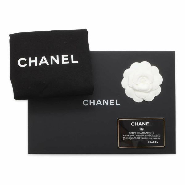 シャネル チェーンショルダーバッグ シャネル19 マトラッセ ココマーク ラムスキン CHANEL バッグ 白