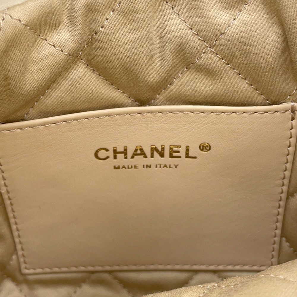 シャネル ハンドバッグ CHANEL 22 ミニ ココマーク シャイニーカーフレザー AS3980 CHANEL 2way 白