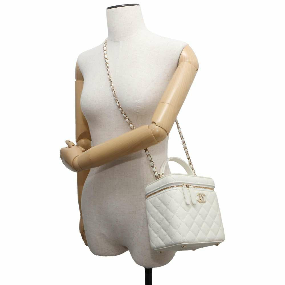 シャネル チェーンショルダーバッグ ココマーク マトラッセ バニティ キャビアスキン CHANEL バッグ 白