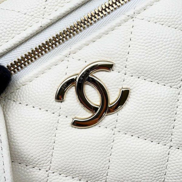 シャネル チェーンショルダーバッグ ココマーク マトラッセ バニティ キャビアスキン CHANEL バッグ 白