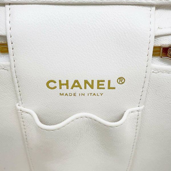 シャネル チェーンショルダーバッグ ココマーク マトラッセ バニティ キャビアスキン CHANEL バッグ 白