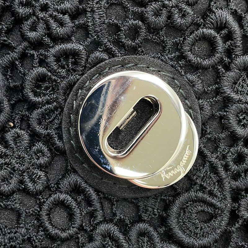 サルヴァトーレ・フェラガモ ショルダーバッグ ヴァラリボン フラワー 21D064 Ferragamo 黒