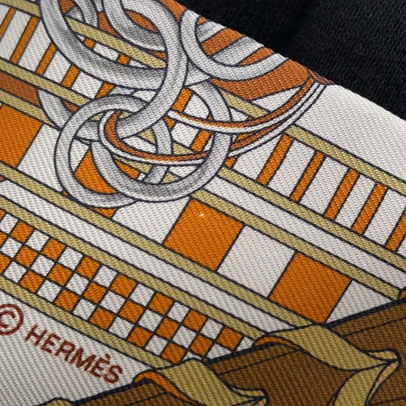 エルメス スカーフ ツイリー 馬勒とチャーム Brides et Gris-Gris HERMES シルクツイル 2023春夏