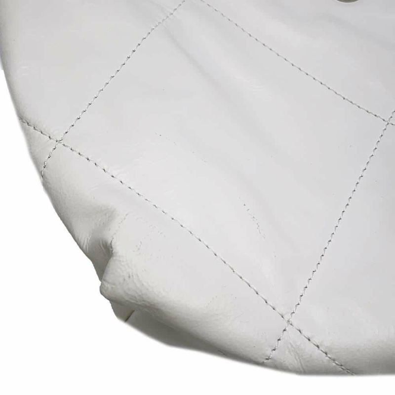 シャネル ハンドバッグ CHANEL 22 マトラッセ スモール シャイニーカーフ AS3260 CHANEL ポーチ付き 白