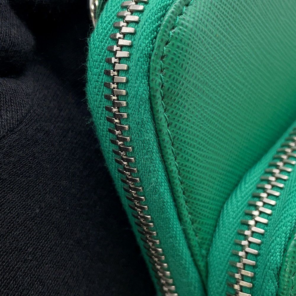 プラダ ショルダーバッグ トライアングル スマホショルダー サフィアーノ 2ZH126 PRADA