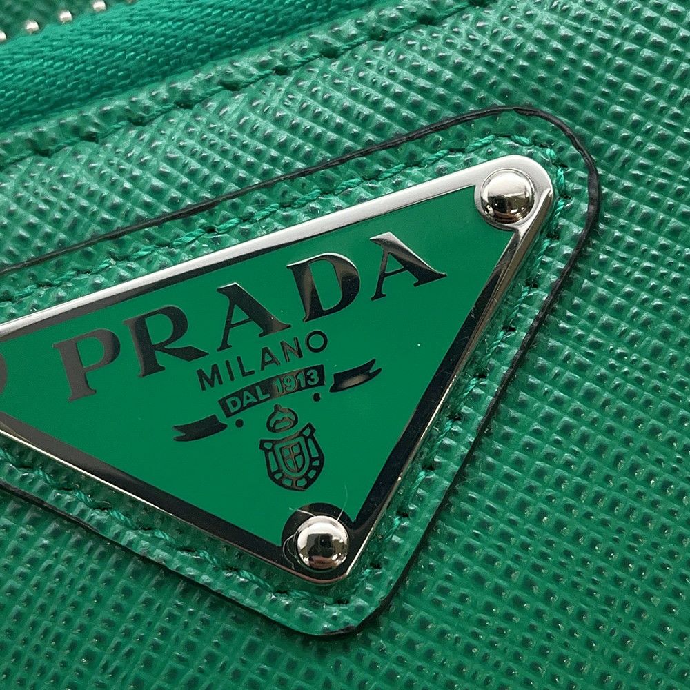 プラダ ショルダーバッグ トライアングル スマホショルダー サフィアーノ 2ZH126 PRADA