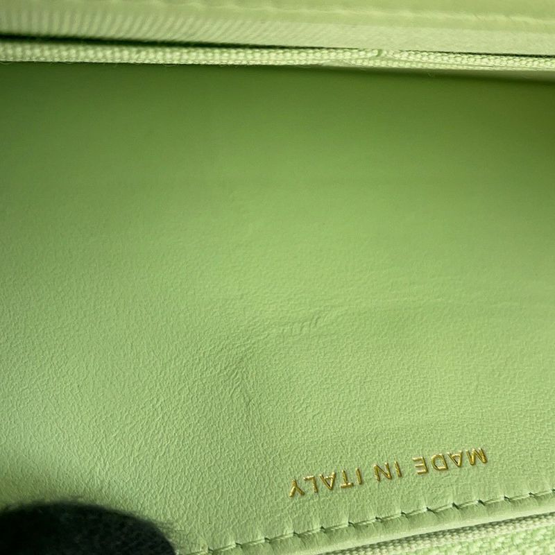 シャネル チェーンウォレット ココマーク マトラッセ シャネル19 キルティング ラムスキン AP0957 CHANEL 財布