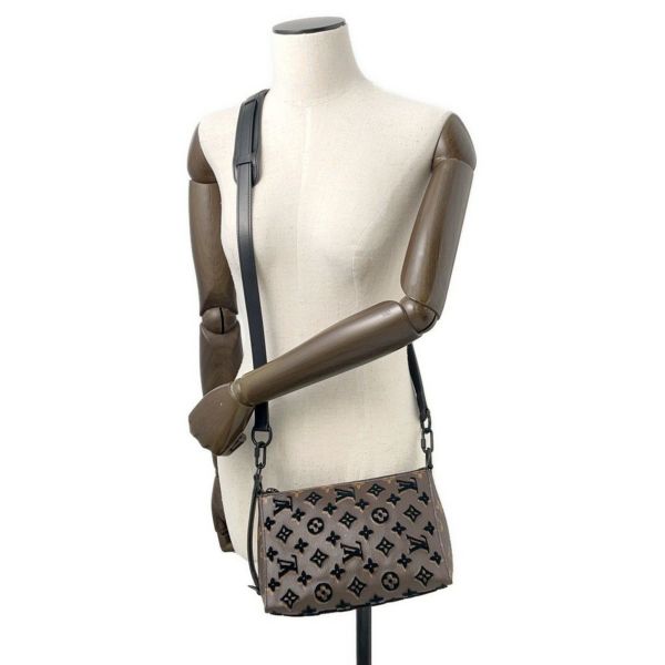 ルイヴィトン ショルダーバッグ モノグラム・タフタージュ トリアングル・メッセンジャーバッグ M45070 ブラック 黒