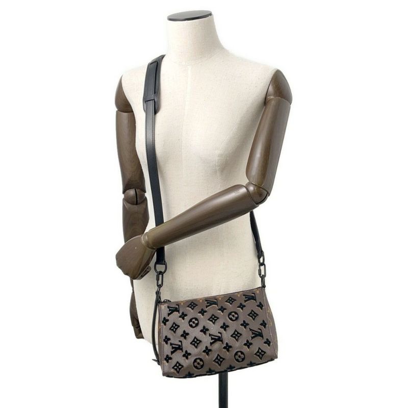 ルイヴィトン ショルダーバッグ モノグラム・タフタージュ トリアングル・メッセンジャーバッグ M45070 ブラック 黒