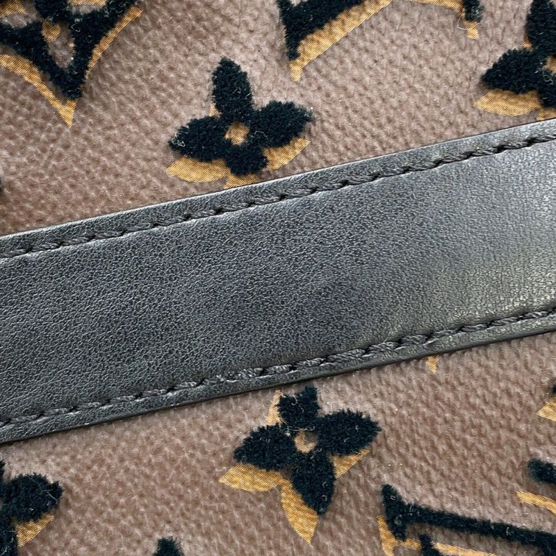 ルイヴィトン ショルダーバッグ モノグラム・タフタージュ トリアングル・メッセンジャーバッグ M45070 ブラック 黒