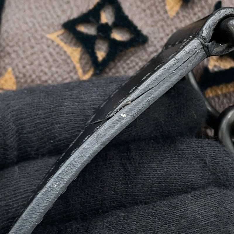 ルイヴィトン ショルダーバッグ モノグラム・タフタージュ トリアングル・メッセンジャーバッグ M45070 ブラック 黒