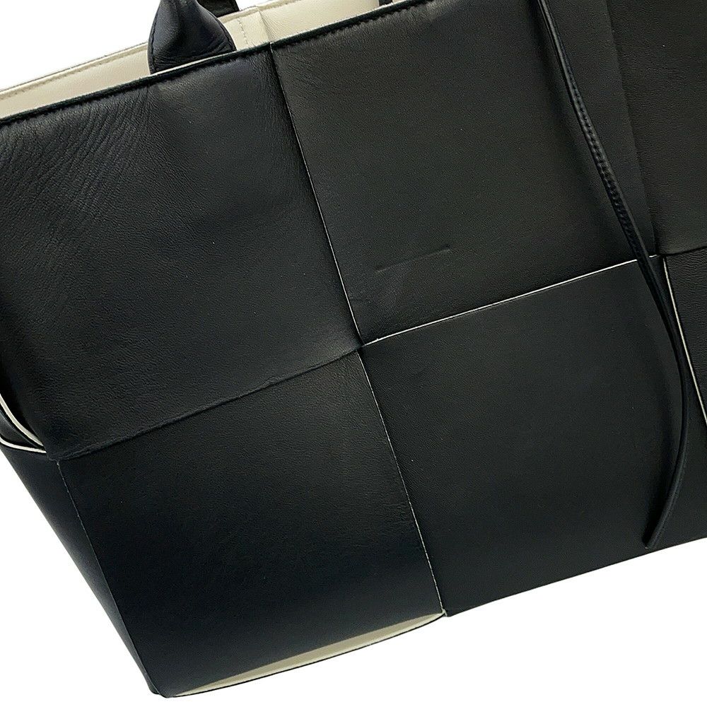 ボッテガヴェネタ トートバッグ マキシイントレチャート アルコ ミディアム 609175 BOTTEGA VENETA 黒 白