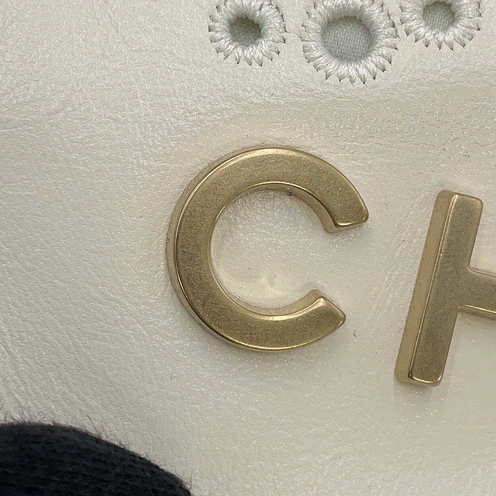 シャネル ハンドバッグ CHANEL 22 ミニ ココマーク パンチング シャイニーカーフレザー AS3980 CHANEL 2way 白