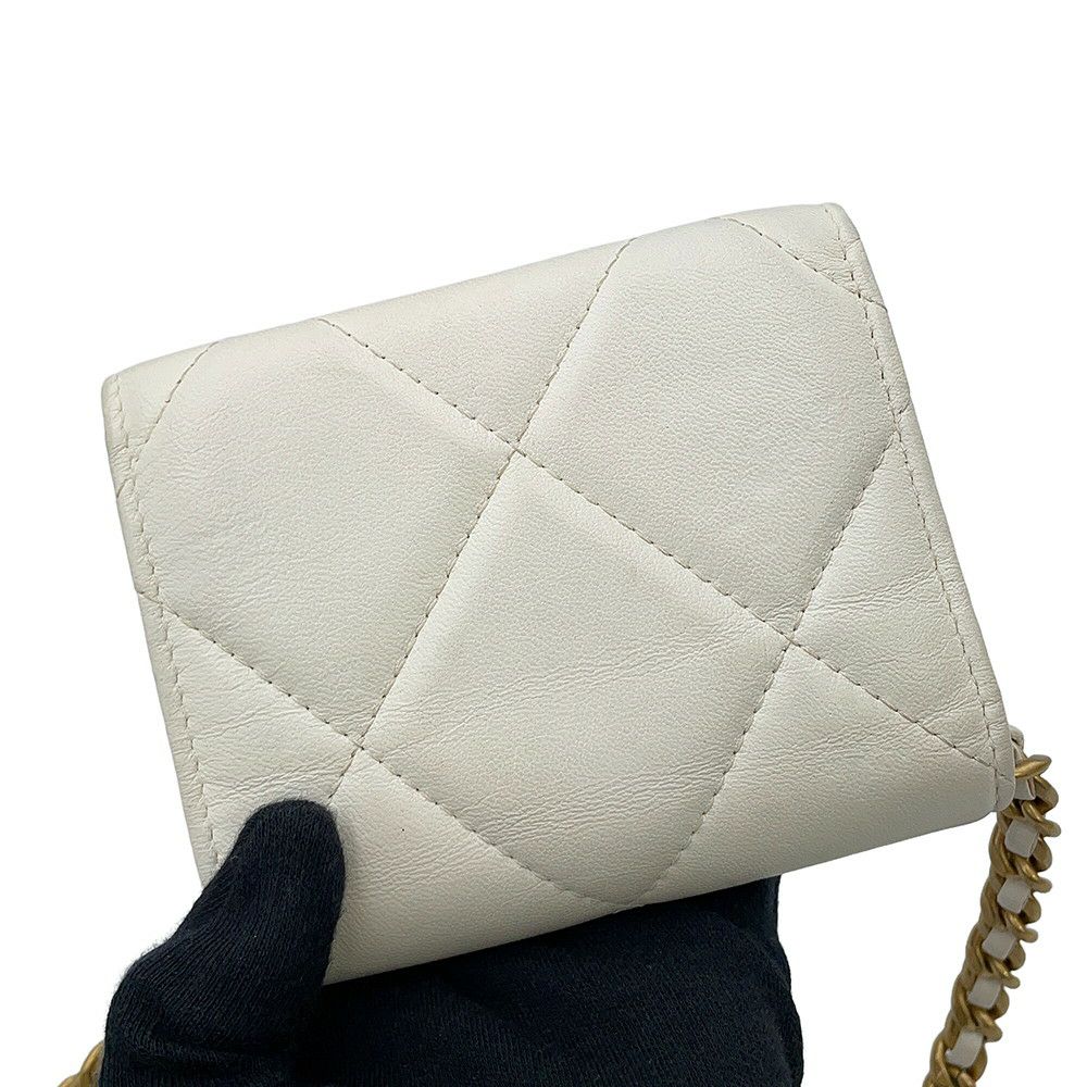 シャネル チェーンウォレット シャネル19 コインパース ラムスキン AP1787 CHANEL 二つ折り財布 白