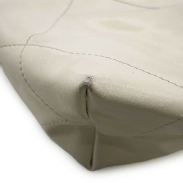 シャネル チェーンショルダーバッグ CHANEL22 スモール カーフスキン AS3260 CHANEL ポーチ付き 白