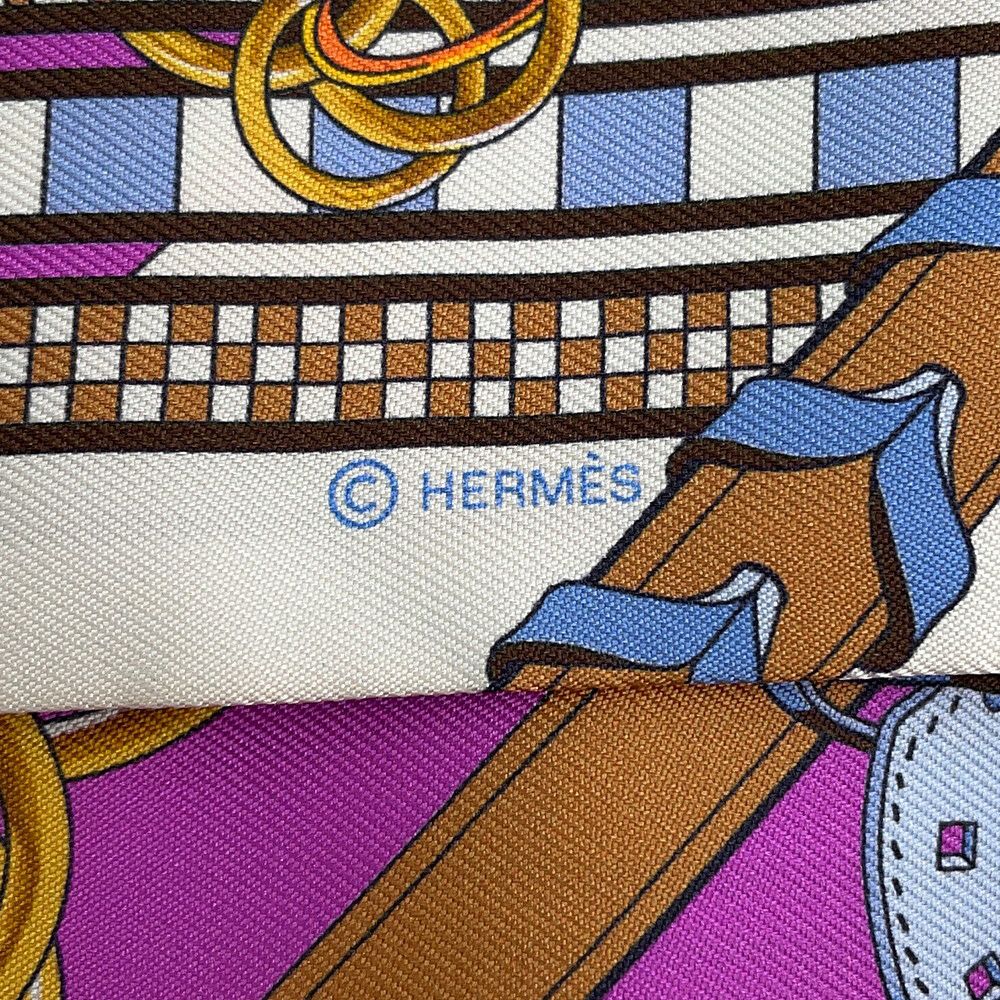 エルメス スカーフ ツイリー 馬勒とチャーム Brides et Gris-Gris HERMES シルクツイル 2023春夏