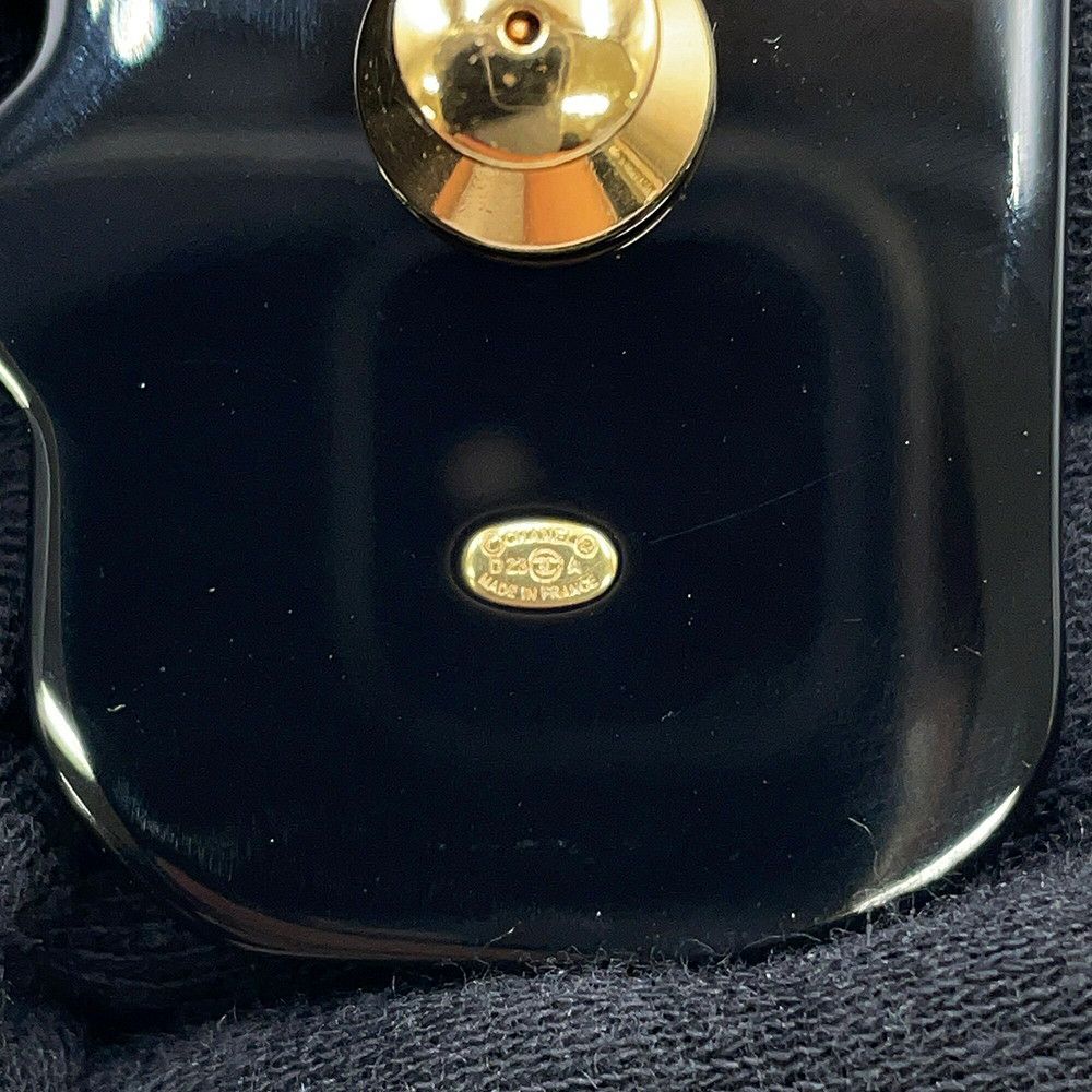 シャネル ピンブローチ ココマーク プルミエール 時計モチーフ レジン D23A ABB395 CHANEL アクセサリー 黒