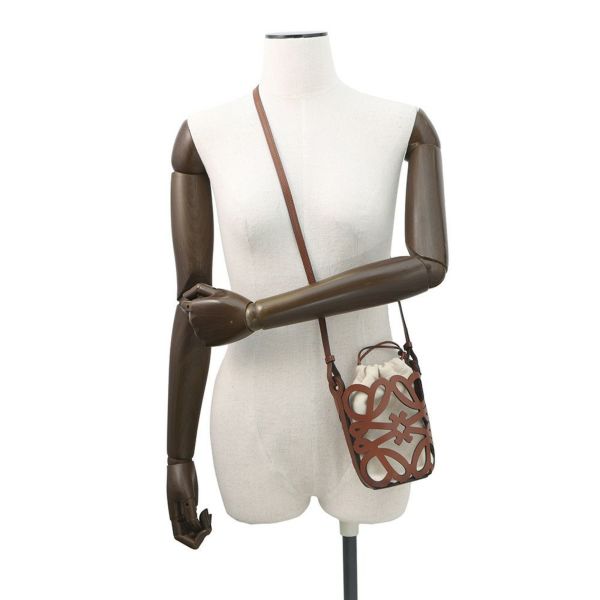 ロエべ ショルダーバッグ アナグラム カットアウト ポケット カーフレザー C922Y62X07 LOEWE