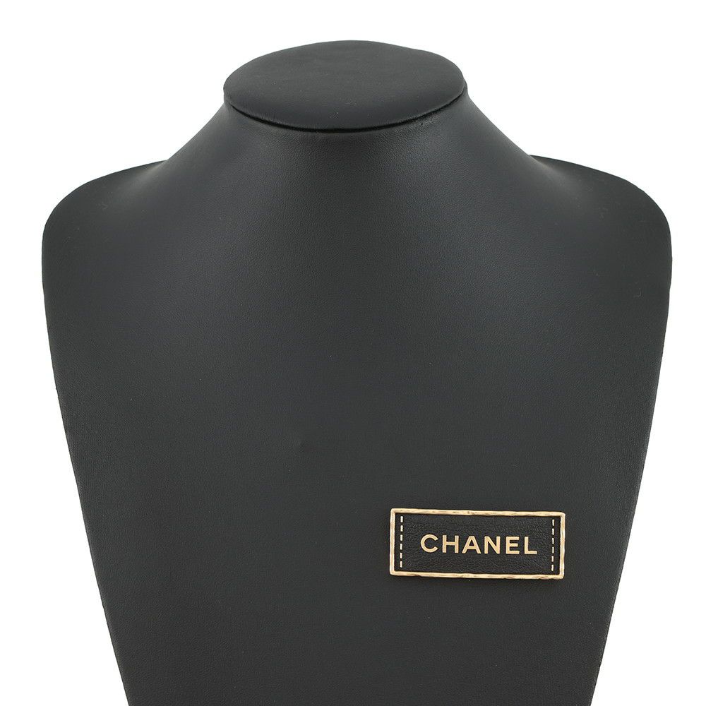 シャネル ブローチ ロゴ プレート A23 S ABA771 CHANEL アクセサリー