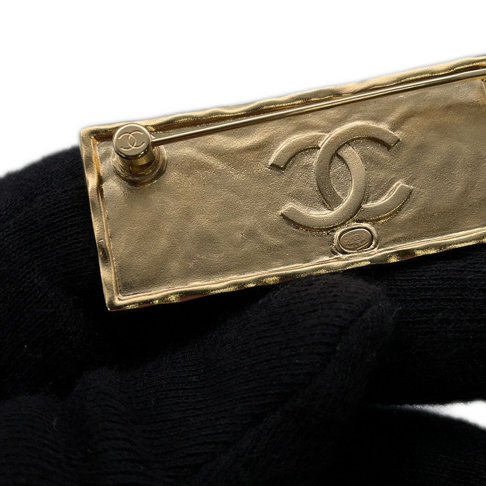 シャネル ブローチ ロゴ プレート A23 S ABA771 CHANEL アクセサリー
