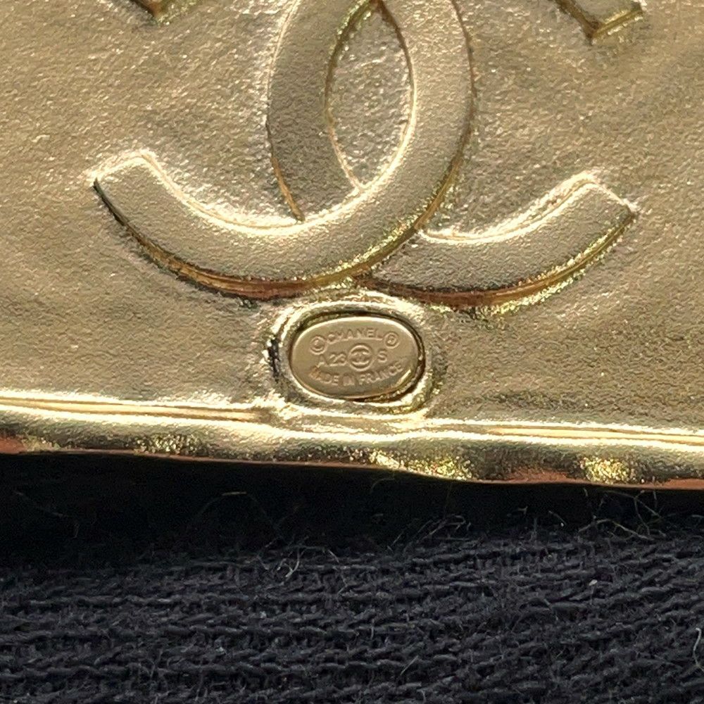 シャネル ブローチ ロゴ プレート A23 S ABA771 CHANEL アクセサリー