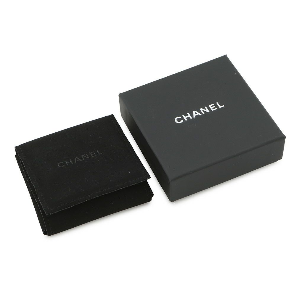 シャネル ブローチ ロゴ プレート A23 S ABA771 CHANEL アクセサリー