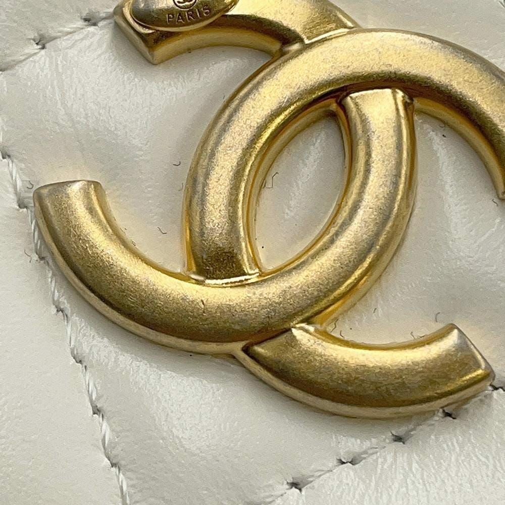 シャネル チェーンショルダーバッグ マトラッセ ココマーク バニティ カーフレザー CHANEL バッグ 白