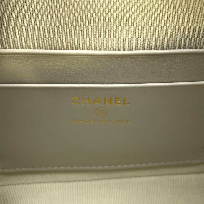 シャネル チェーンショルダーバッグ クラシック マトラッセ キャビアスキン AP4016 CHANEL