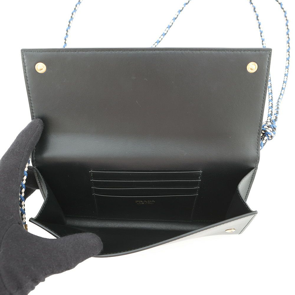 プラダ ショルダーウォレット  トライアングルロゴ ショルダーストラップ付き ウォレット レザー 1MT027 PRADA 財布 黒